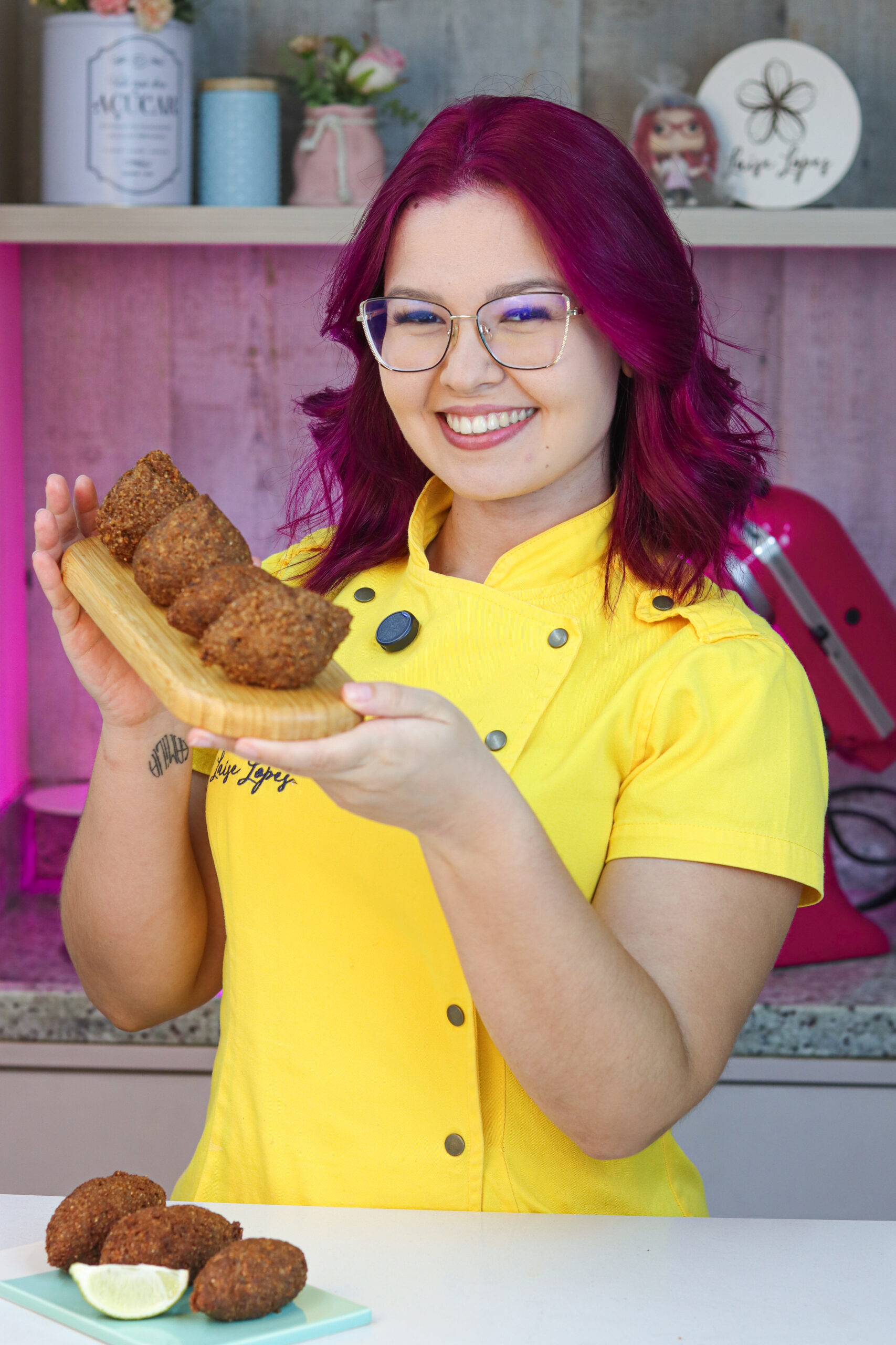 Laise Segurando o Kibe